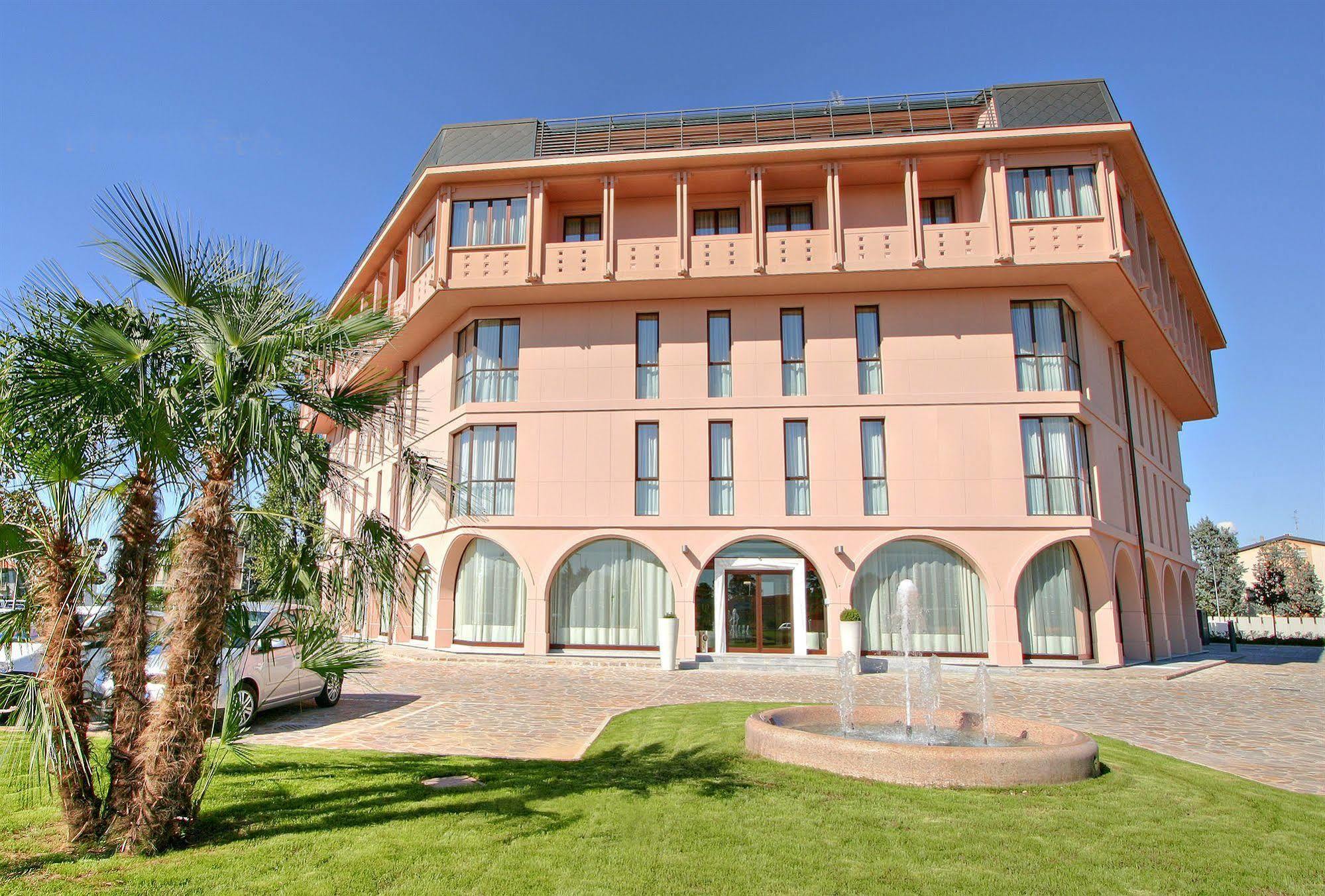 Giussano Hotel Habitat מראה חיצוני תמונה
